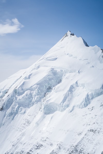 白昼蓝天雪山